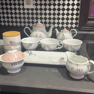 Teapot set 9pc
Magenta Ellen studio complete set
New condition